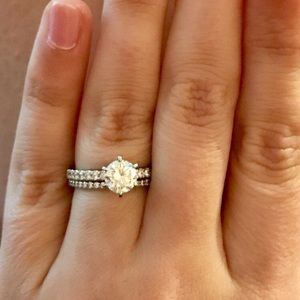 Gorgeous Engagement ring and wedding band set